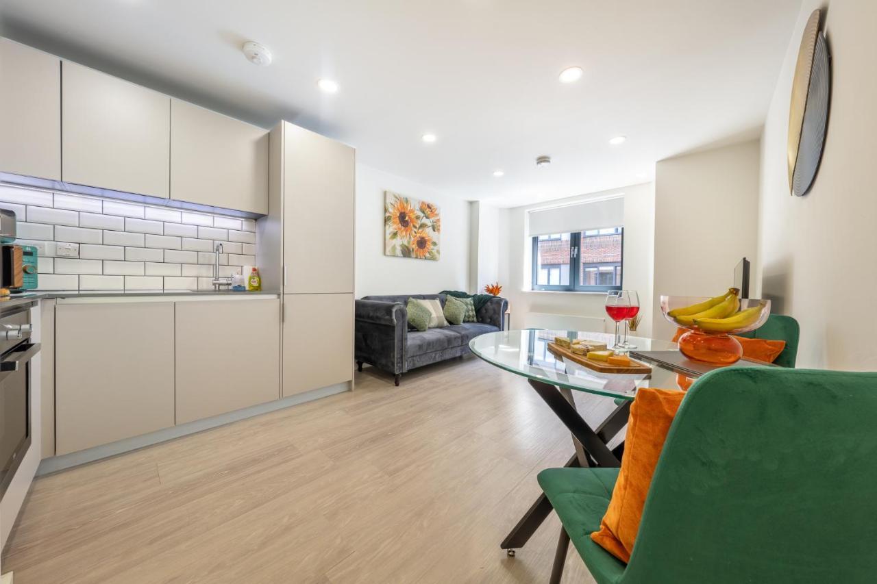 Luxury One Bedroom Serviced Apartment In The Heart Of Bedford Esterno foto