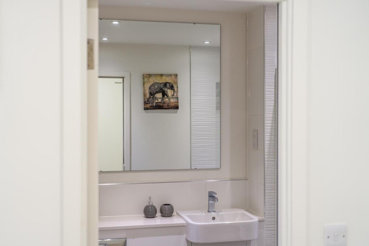 Luxury One Bedroom Serviced Apartment In The Heart Of Bedford Esterno foto