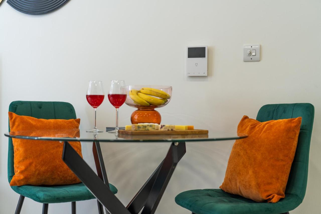 Luxury One Bedroom Serviced Apartment In The Heart Of Bedford Esterno foto